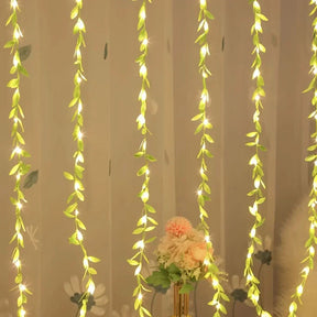 Cortina de Luzes Natalinas com Folhas – Encanto e Magia em Cada Detalhe